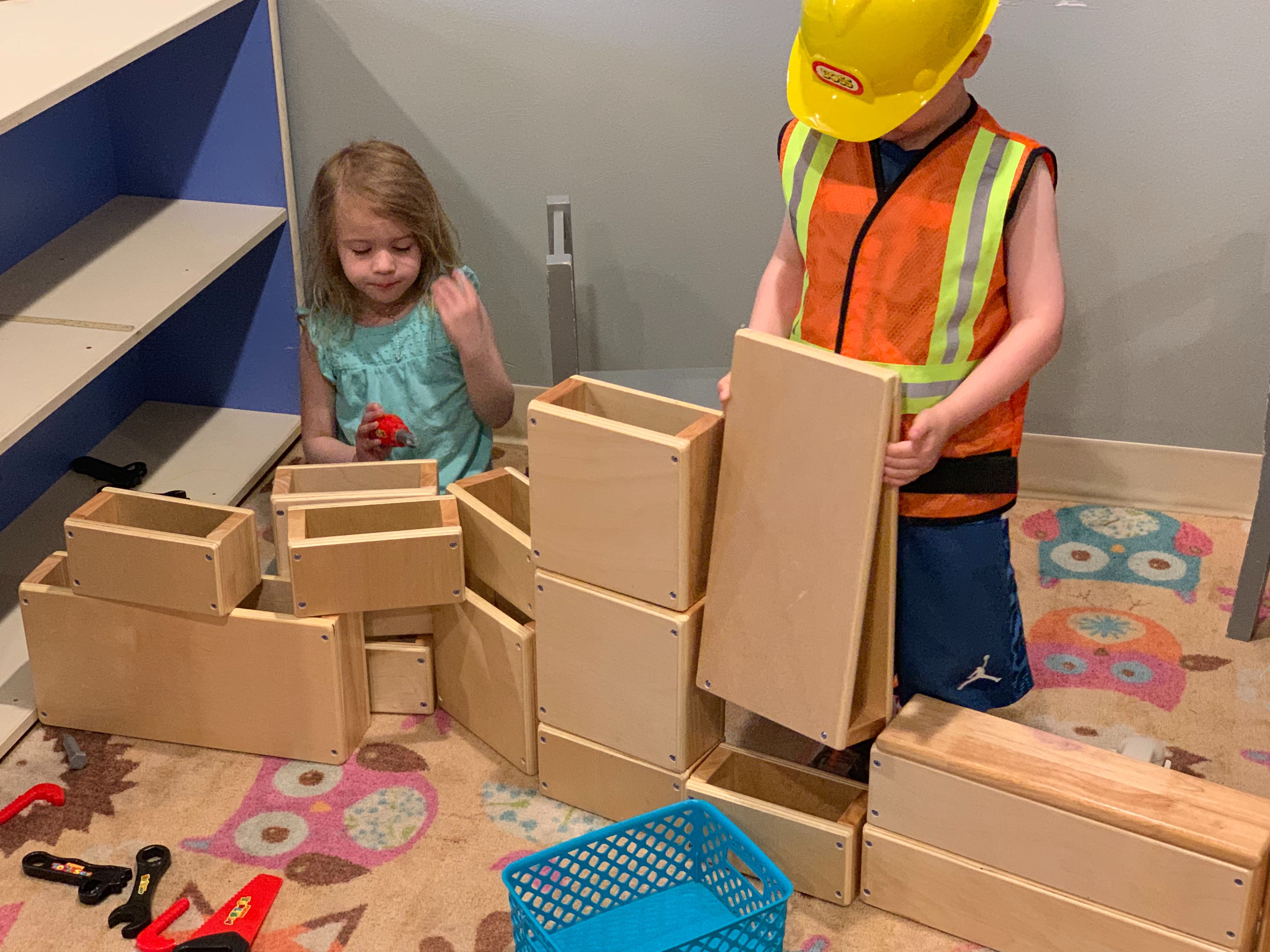3k kids doing construction pretend play